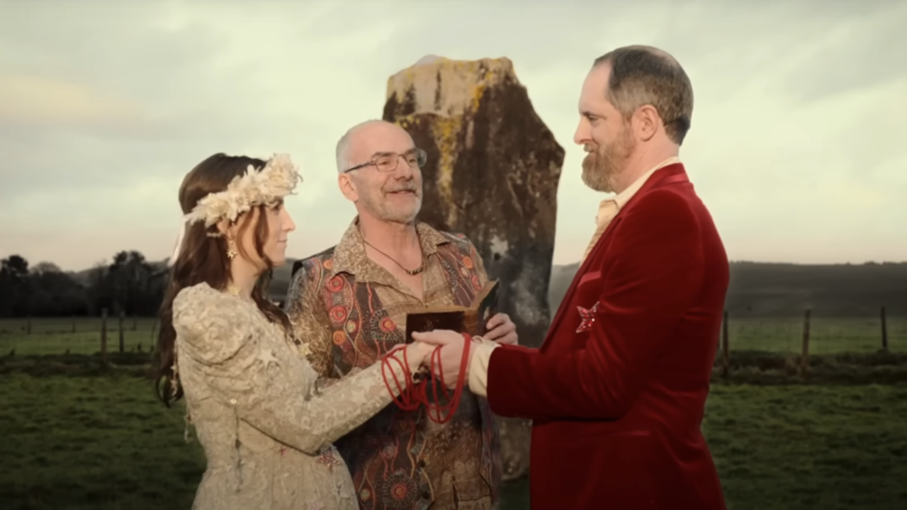Screenshot der Hochzeit von Beard und Jane im Finale der Ted-Lasso-Serie