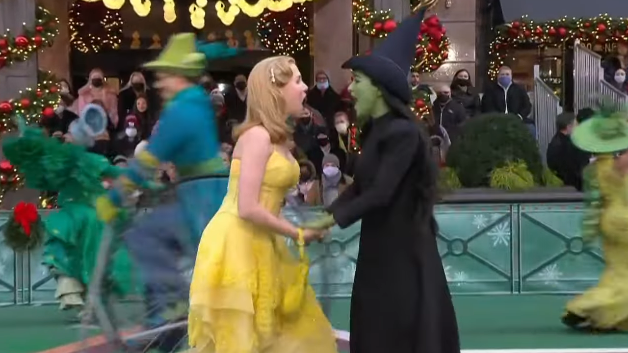 Die aktuelle Besetzung von Wicked tritt bei der 95. Macy's Thanksgiving Day Parade auf.