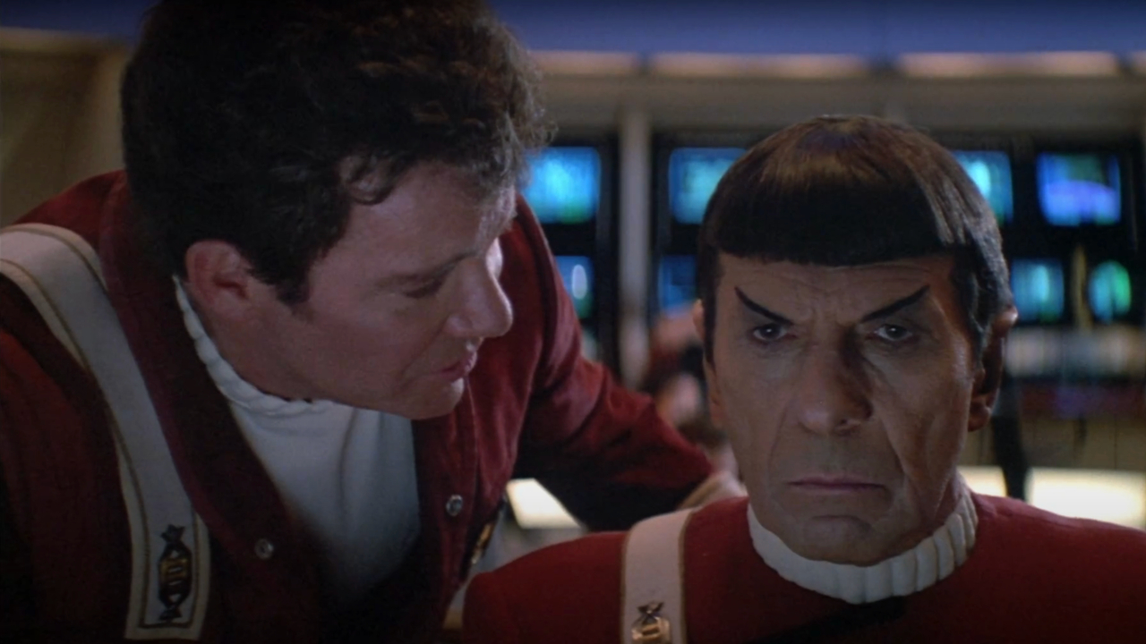 William Shatner parle avec Leonard Nimoy sur le pont dans Star Trek V : The Final Frontier.
