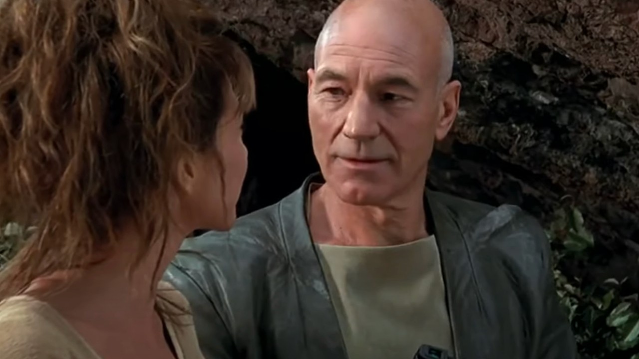Picard parlant à une femme