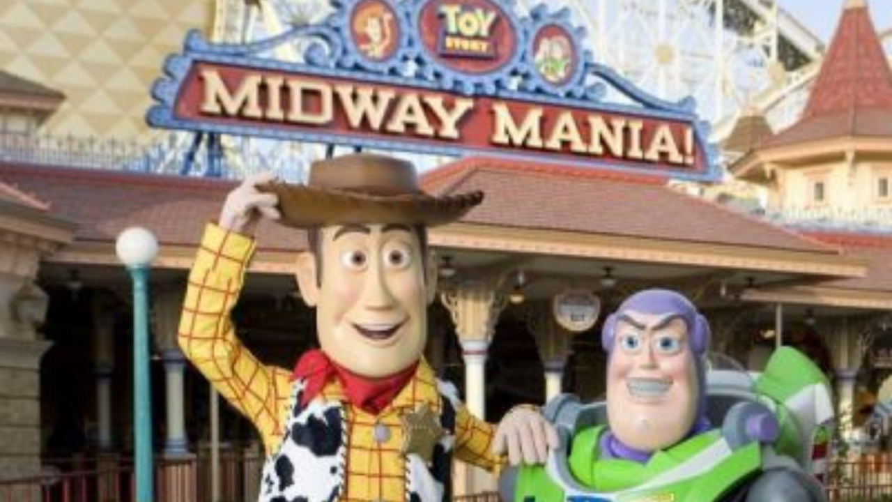 Buzz et Woody se promènent autour des personnages devant Midway Mania