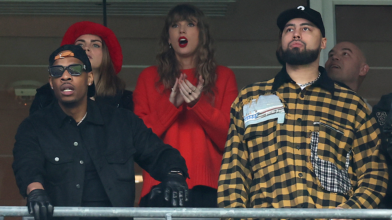 Cara Delevingne, Taylor Swift und Ross Travis schauen während des zweiten Viertels des AFC Championship Game zwischen den Baltimore Ravens und den Kansas City Chiefs im M&T Bank Stadium am 28. Januar 2024 zu