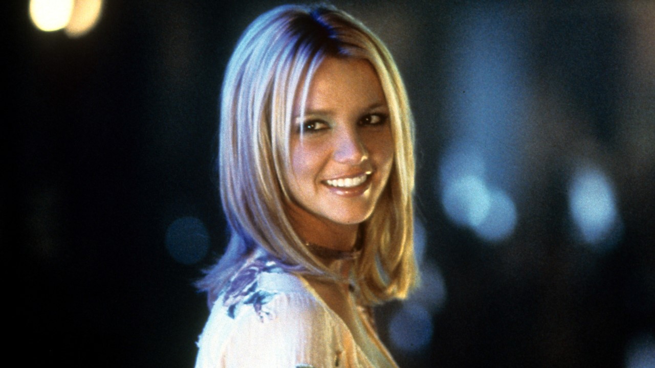 Britney Spears blickt lächelnd zurück auf eine Szene aus dem Film „Crossroads“, 2002.