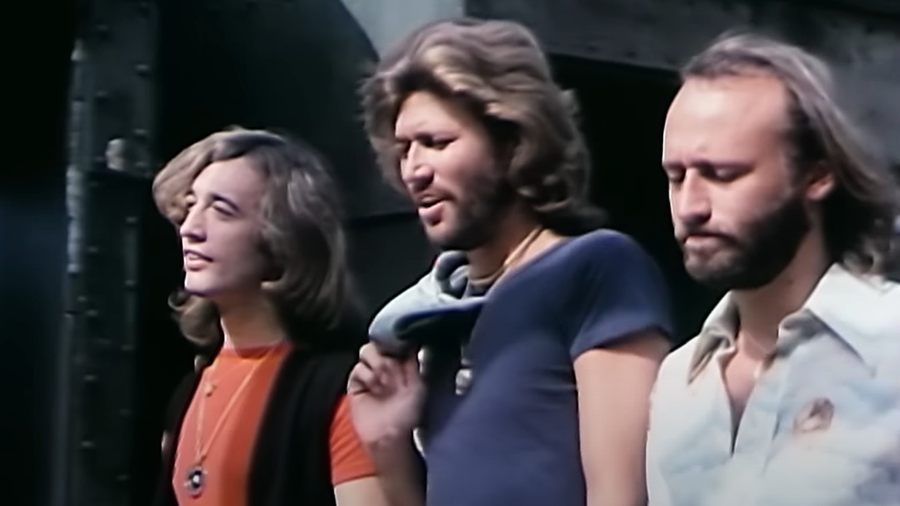 Bee Gees im Musikvideo „Stayin‘ Alive“.