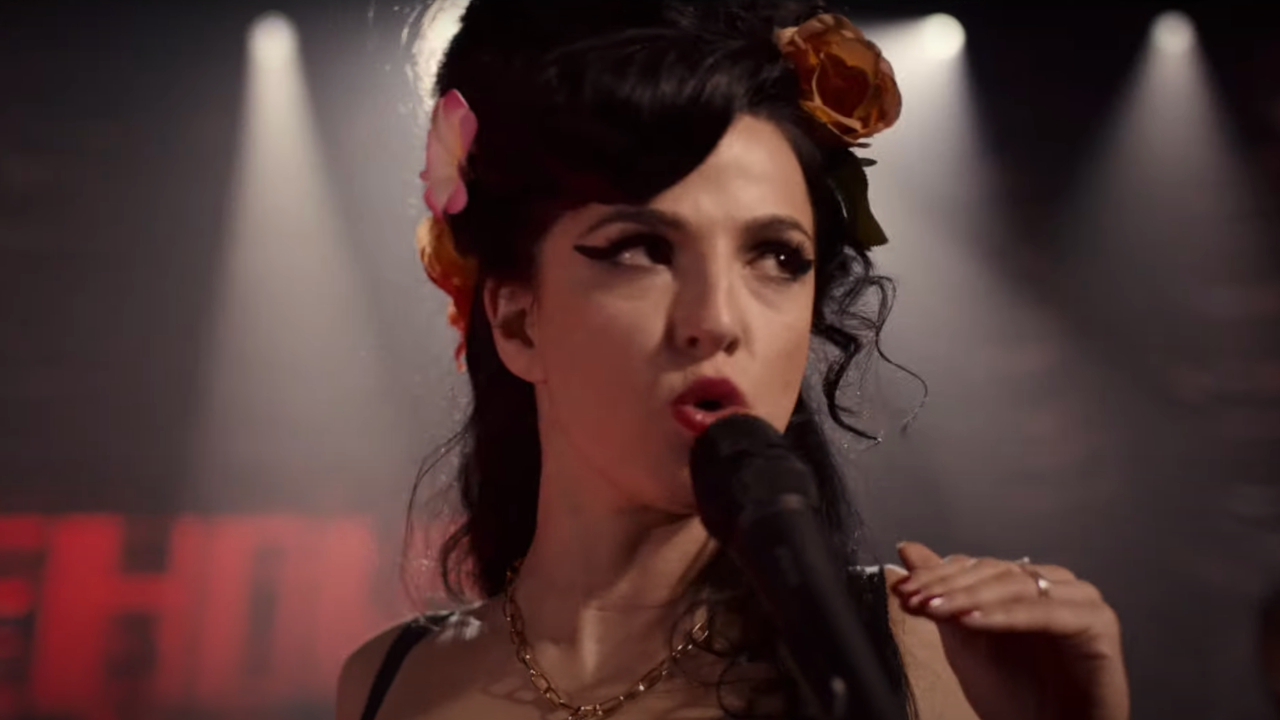 Marisa Abela singt während eines Konzerts als Amy Winehouse in Back To Black.
