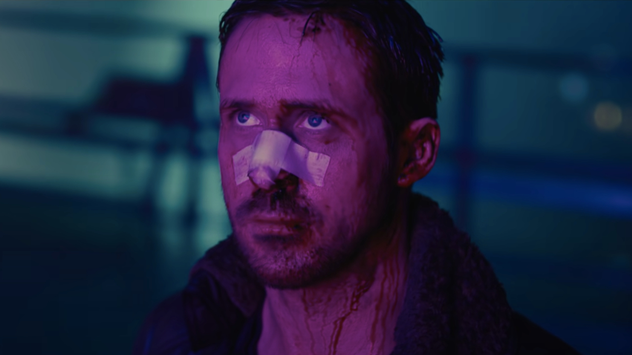Ryan Gosling regarde avec le nez en sang dans Blade Runner 2049.