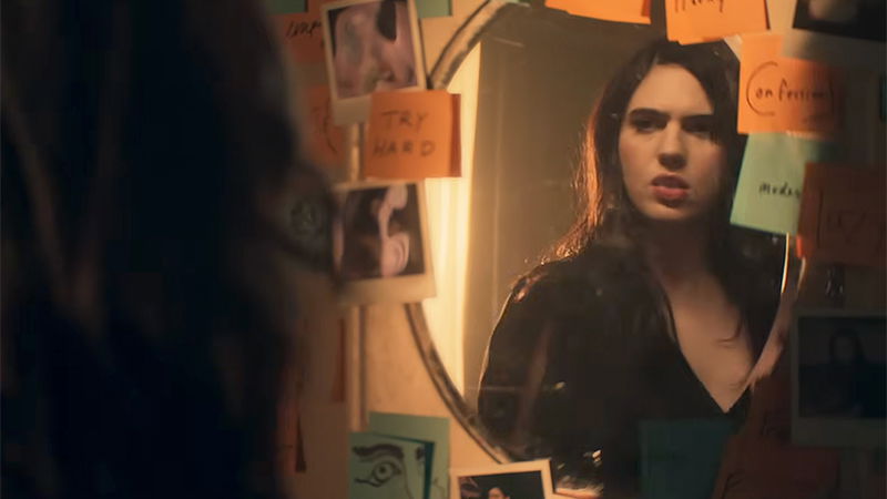 Музыкальное видео Джулии Камминг «My Life»