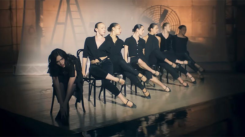 Музыкальное видео Джулии Камминг «My Life»