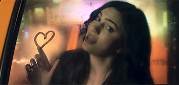 Музыкальное видео Джулии Камминг «My Life»