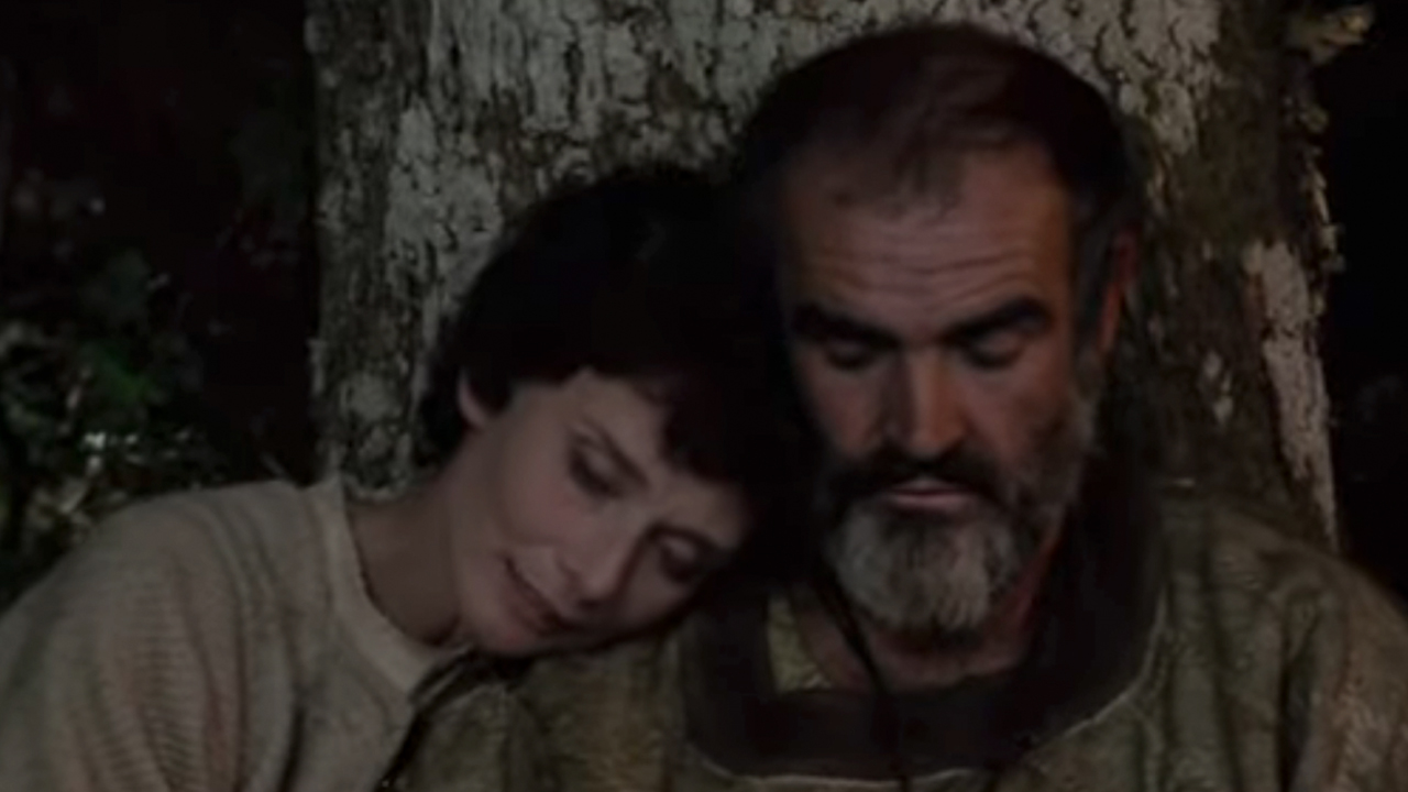 Audrey Hepburn avec la tête sur l'épaule de Sean Connery dans Robin et Marian