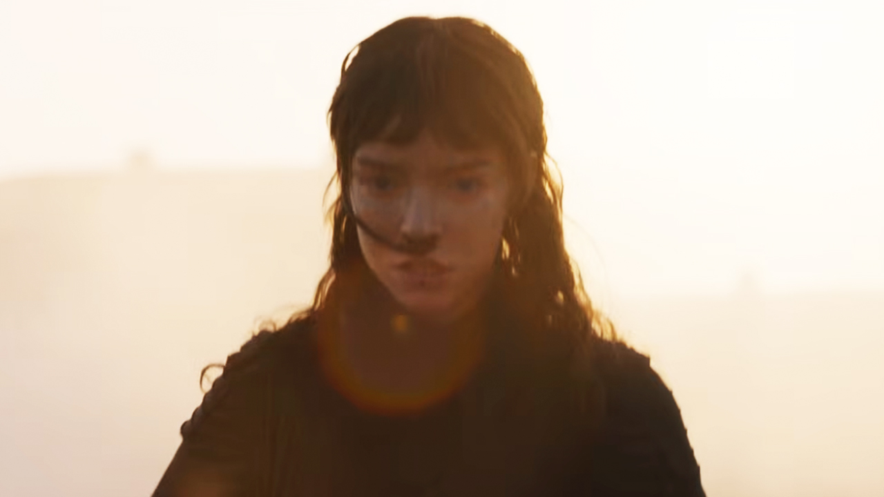 Anya Taylor-Joy aux cheveux noirs, l'air sérieuse dans Dune Part 3