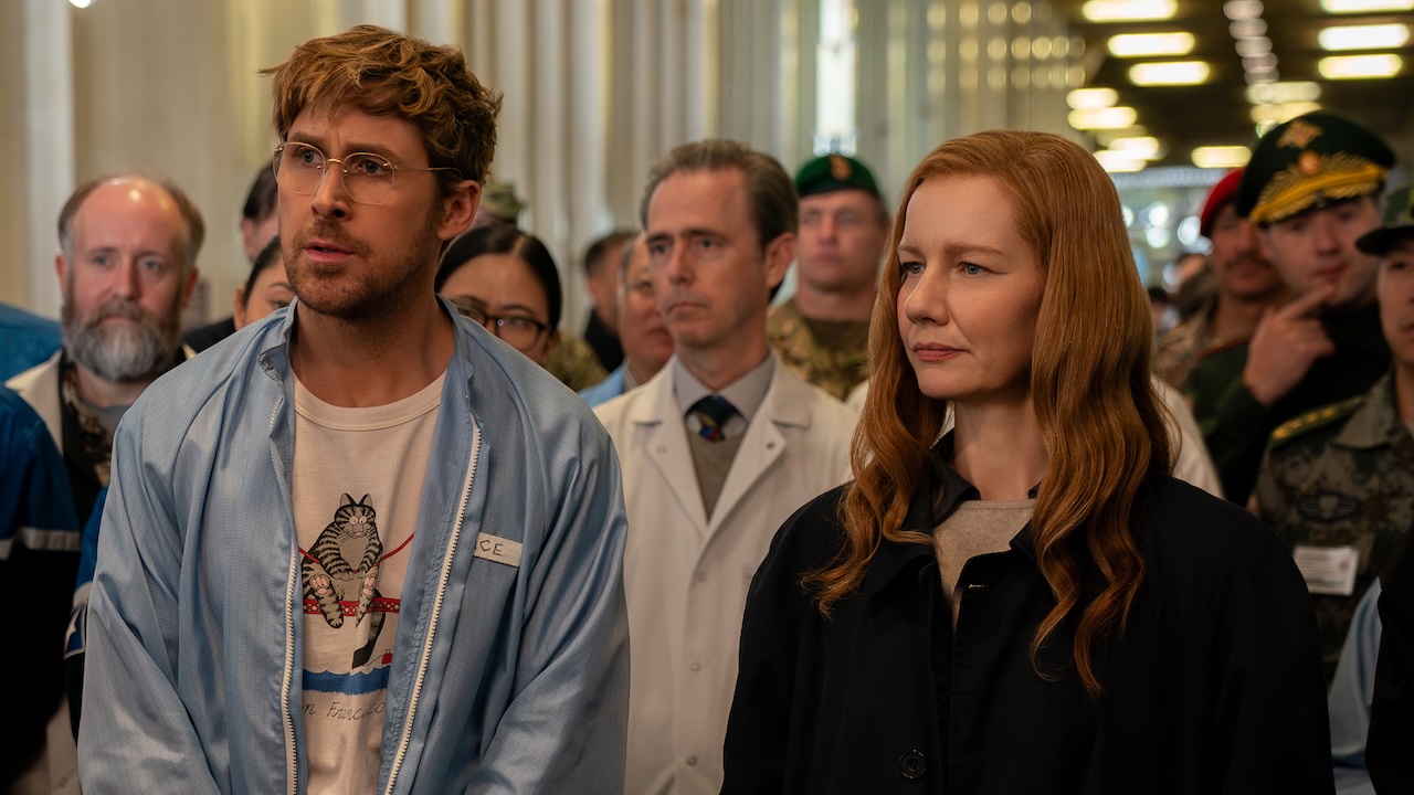 Ryan Gosling debout à côté de Sandra Huller dans Project Hail Mary