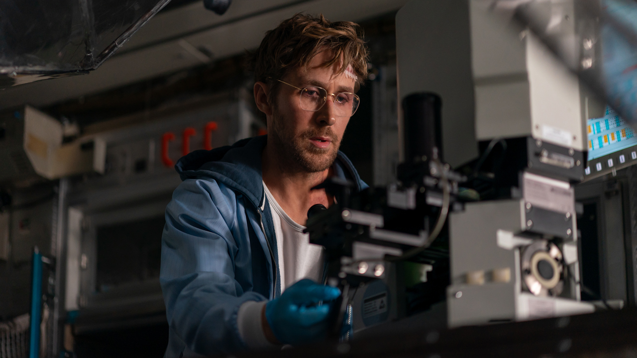 Ryan Gosling regardant un microscope dans le projet Hail Mary