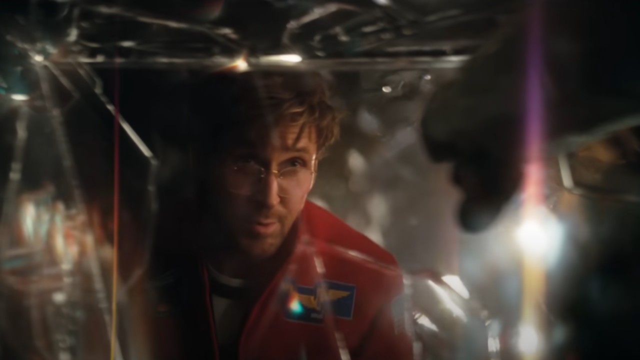 Ryland regarde à travers un mur de verre.