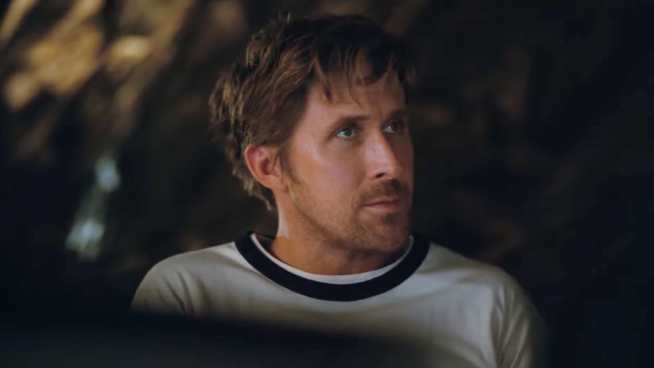 Ryan Gosling regardant à sa droite dans le projet Hail Mary.