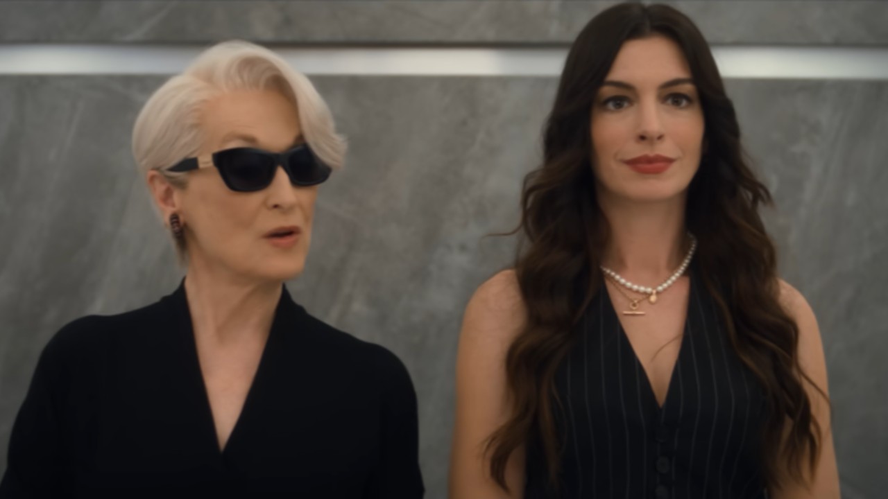 Von links nach rechts: Meryl Streep als Miranda und Anne Hathaway als Andy in „Der Teufel trägt Prada 2“. Sie stehen in einem Aufzug und Mirdanda trägt eine Sonnenbrille, während sie mit Andy spricht.