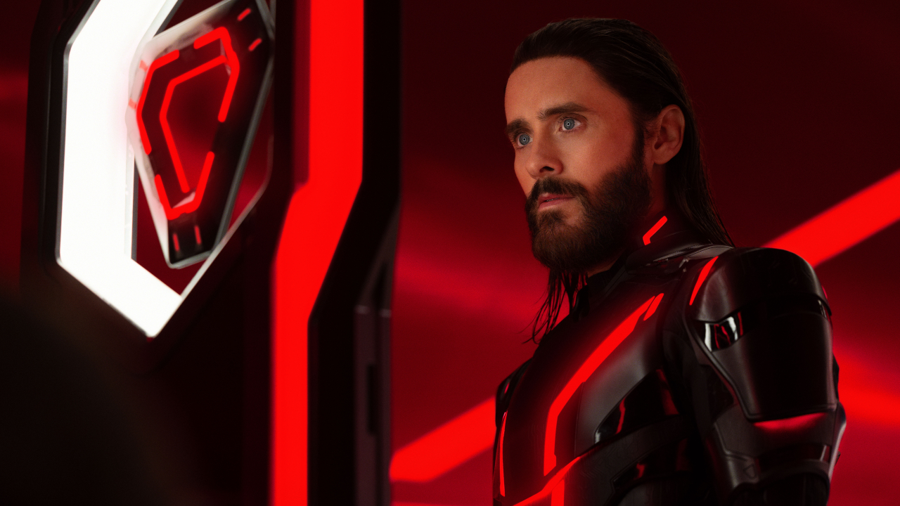 Jared Leto starrt in Tron: Ares geheimnisvoll auf seine ID-Disc.