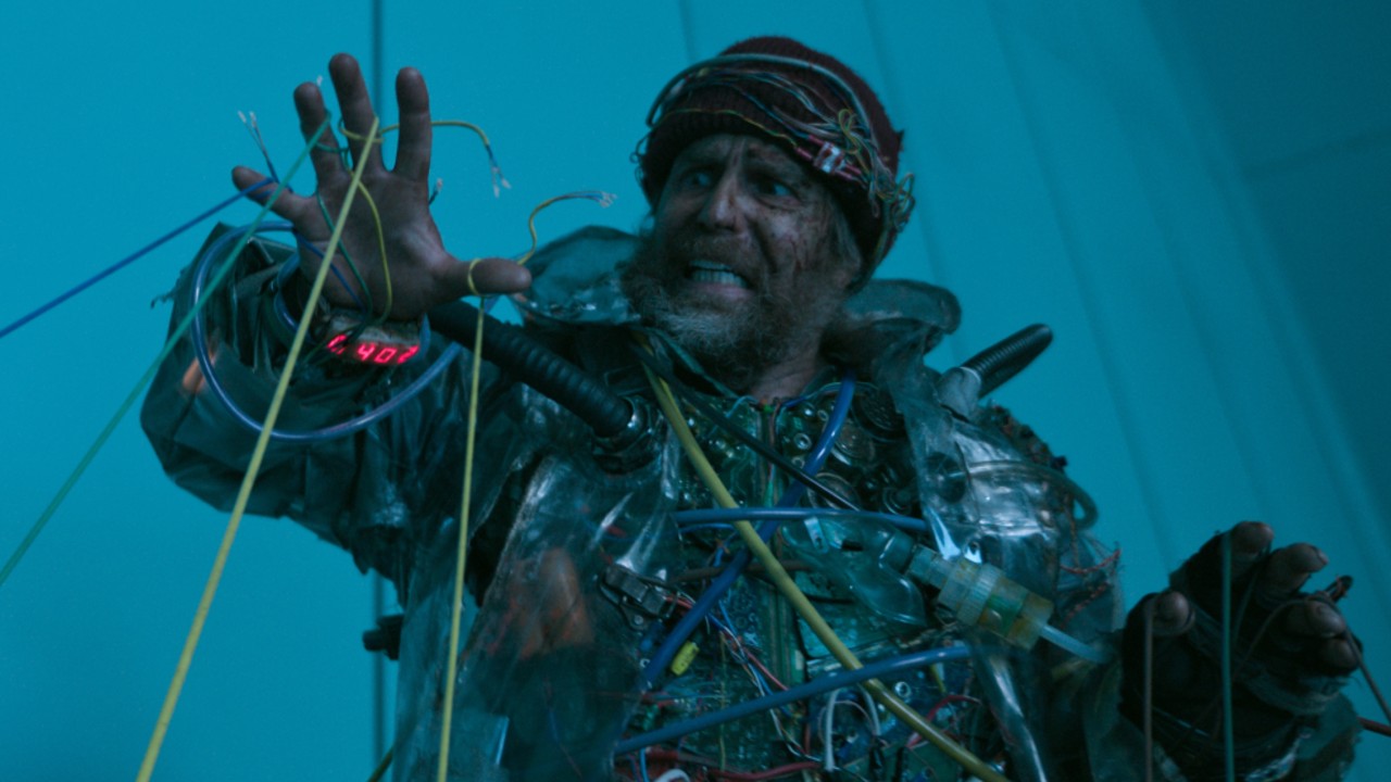 Sam Rockwell a l'air effrayé par les cordes dans Good Luck, Have Fun, Don't Die.