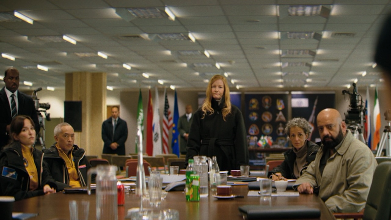 Stratt steht mit den Astronauten an einem Tisch im Project Hail Mary