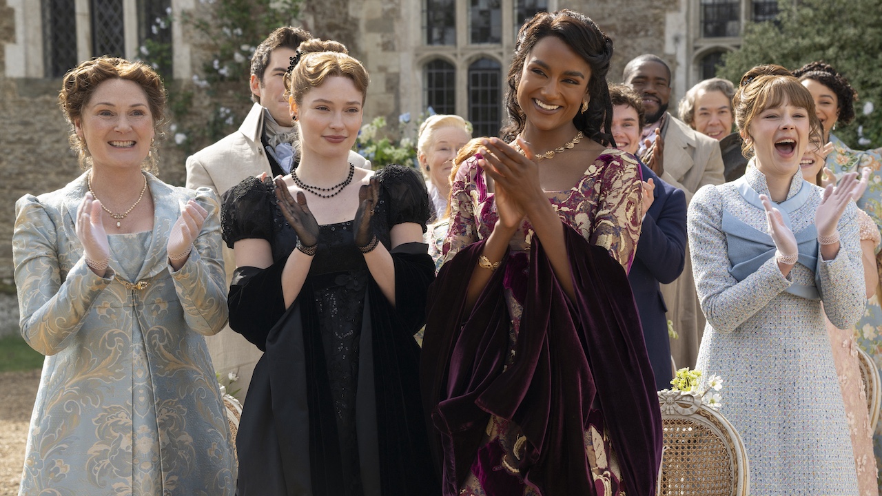 (De gauche à droite) Ruth Gemmell dans le rôle de Lady Violet Bridgerton, Hannah Dodd dans le rôle de Francesca Bridgerton, Simone Ashley dans le rôle de Kate Sharma, Claudia Jessie dans le rôle d'Eloise Bridgerton dans l'épisode 408 de Bridgerton.