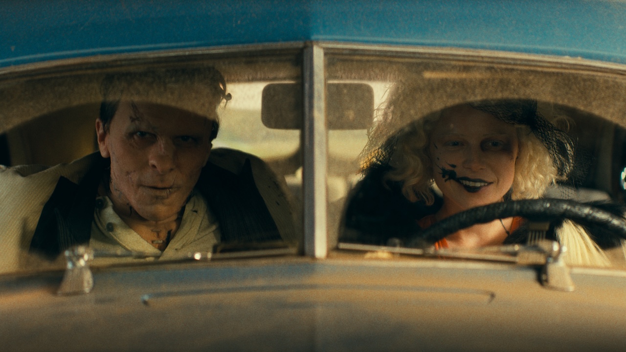 Frank und Idea sehen durch die Windschutzscheibe einer blauen Limousine, dass sie in „Die Braut“ fährt