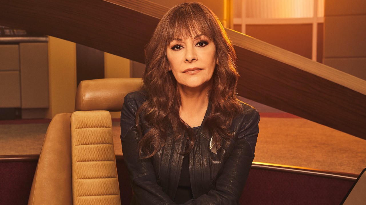 Marina Sirtis posiert als Deanna Troi in der dritten Staffel von Picard