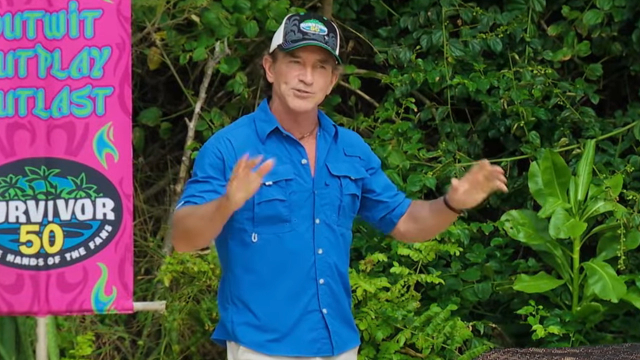 Jeff Probst rappe en parlant aux concurrents de Survivor 50.