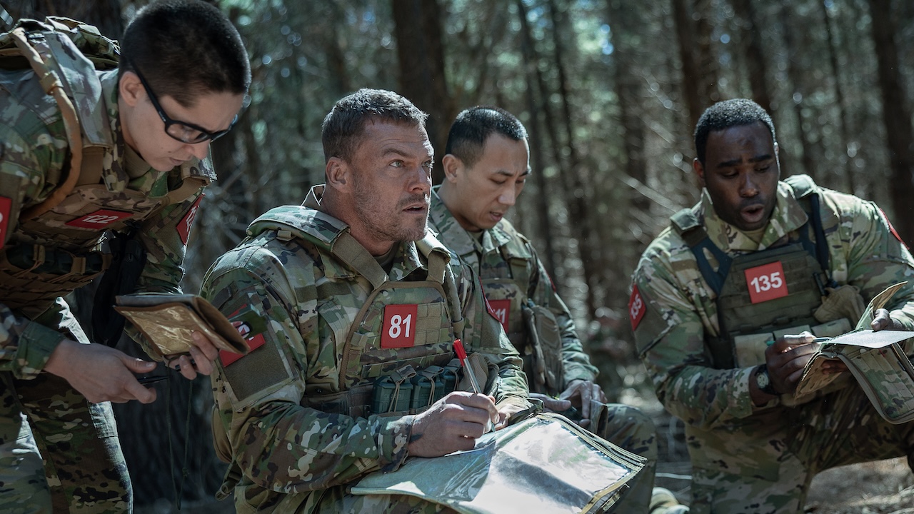 Machine de guerre. (De gauche à droite) Heather Burridge en 122 ans, Alan Ritchson en 81 ans, Yuchen Wang en 111 ans et Victory Noukwe en 135 ans dans War Machine. Cr. Ben King/Netflix © 2026.