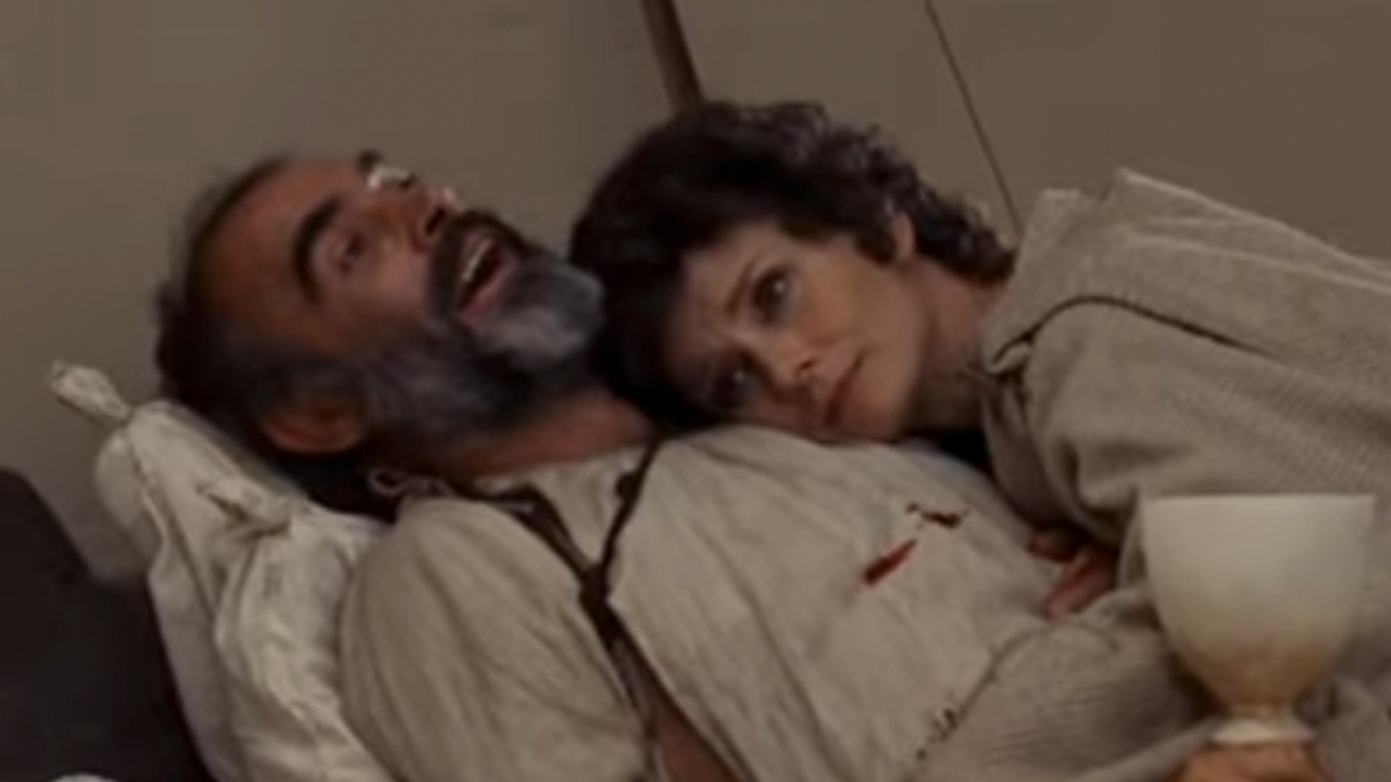 Audrey Hepburn avec sa tête sur la poitrine de Sean Connery dans Robin et Marian