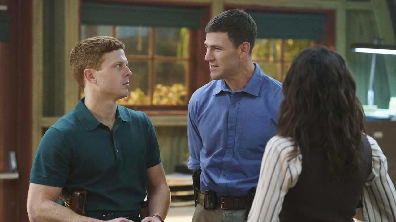 Гиббс разговаривает с Рэнди и Лалой в NCIS: Origins.