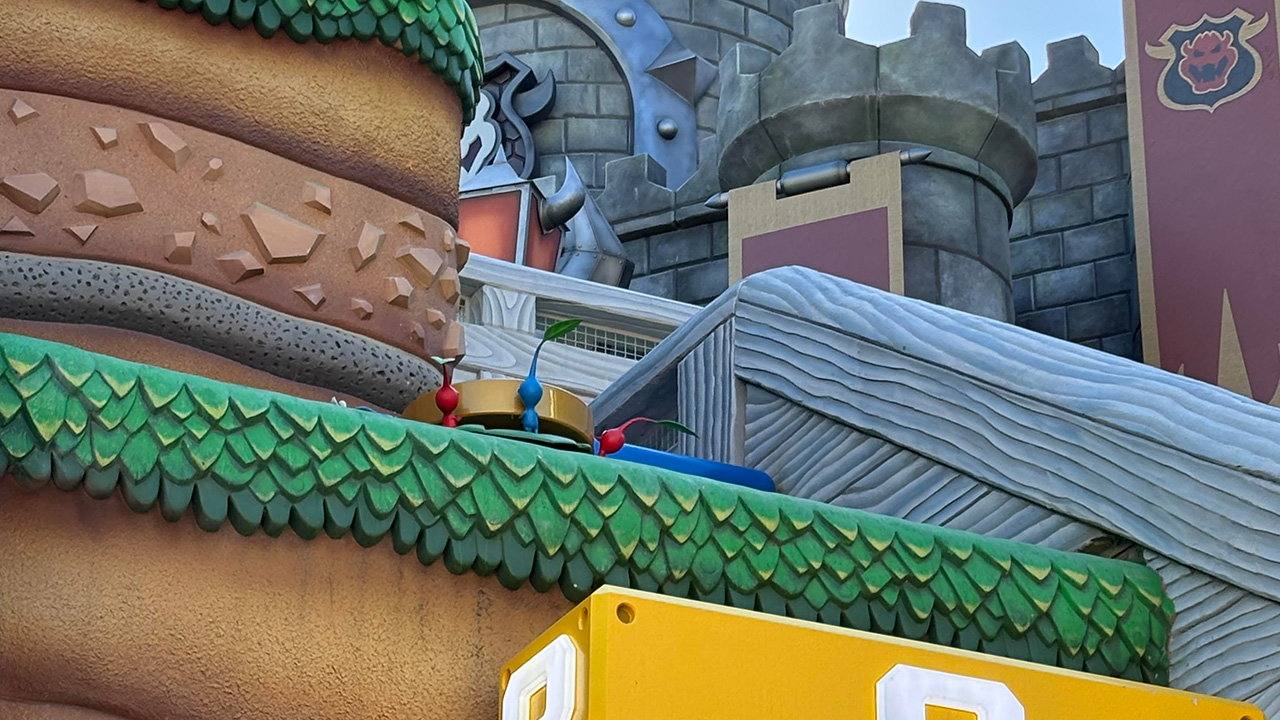 Eine Menge Pikmin versteckt sich in aller Deutlichkeit mitten in der Super Nintendo World im Epic Universe in Orlando.