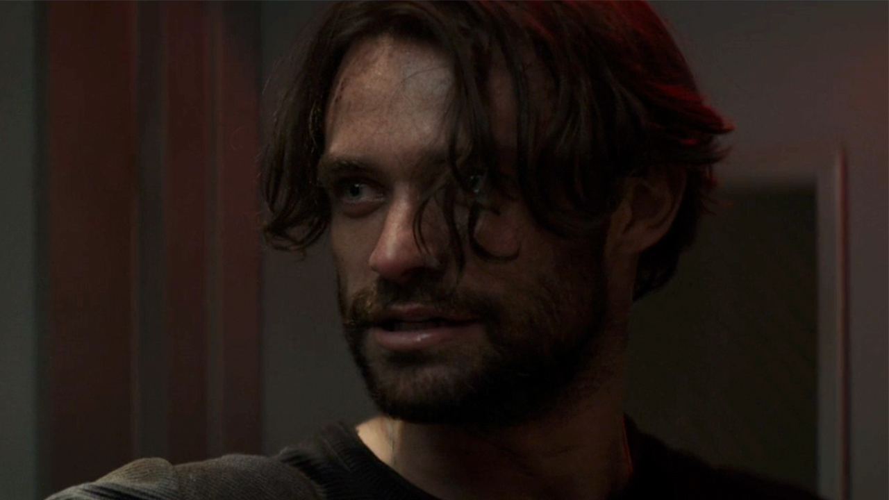 Томас Доэрти выглядит очень серьезным с челкой перед лицом в фильме «Рай»