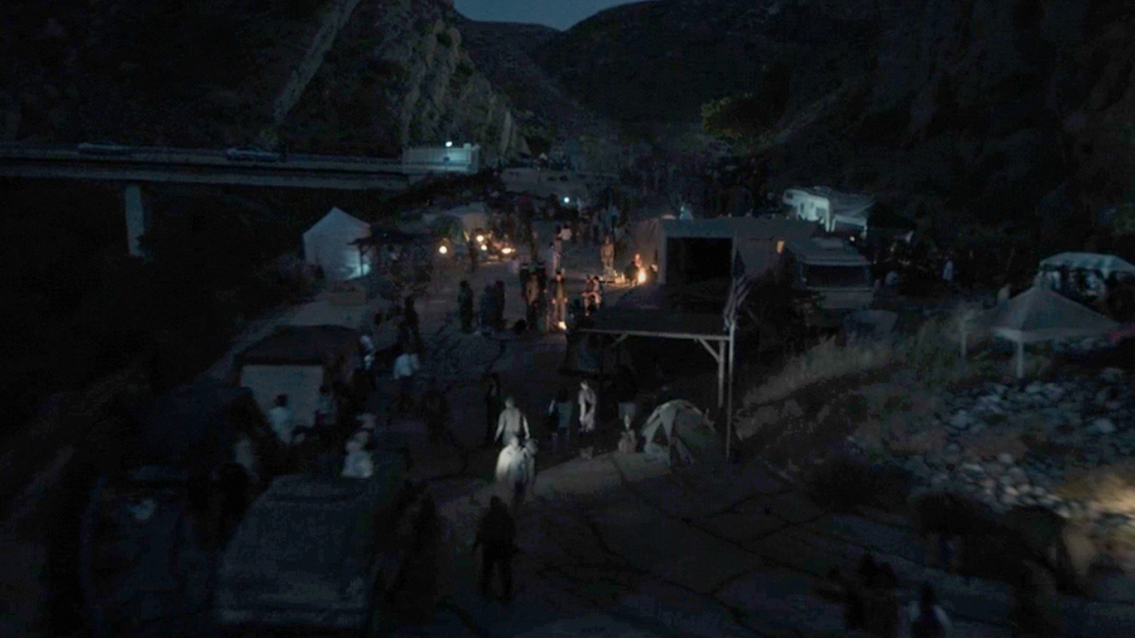 Камера отдаляется от выживших в конце второго сезона «Рая».