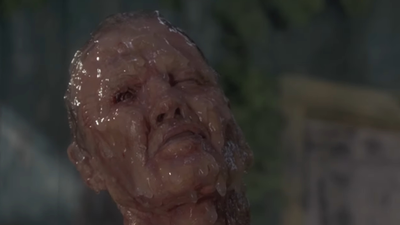 Jon Voight faisant un clin d'œil dans Anaconda