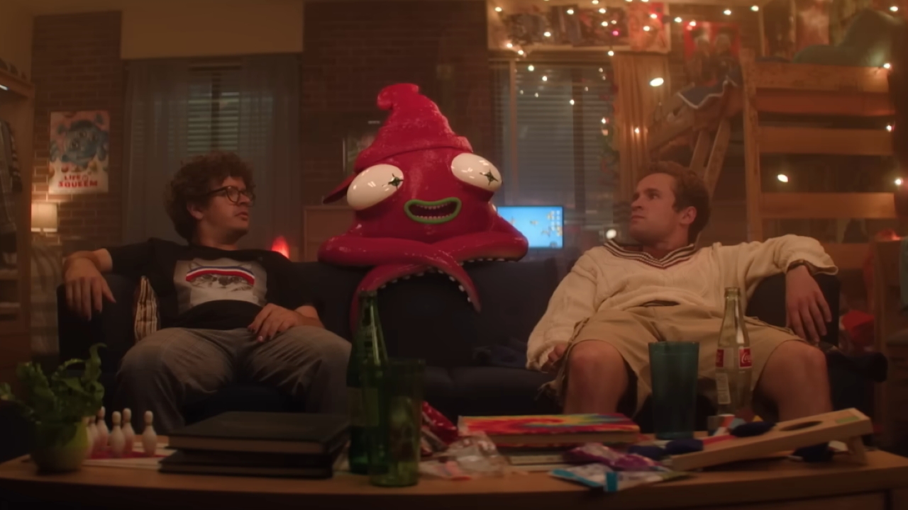 Gaten Matarazzo und Sean Giambrone betrachten einen animierten Tintenfisch in Pizza Movie