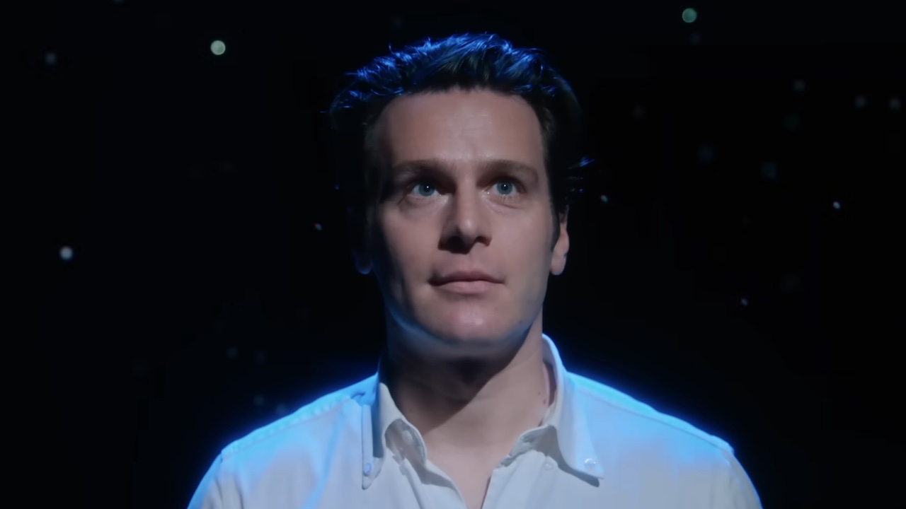 Jonathan Groff blickt in „Merrily We Roll Along“ ins Publikum