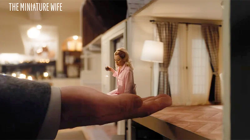 Le teaser de la femme miniature