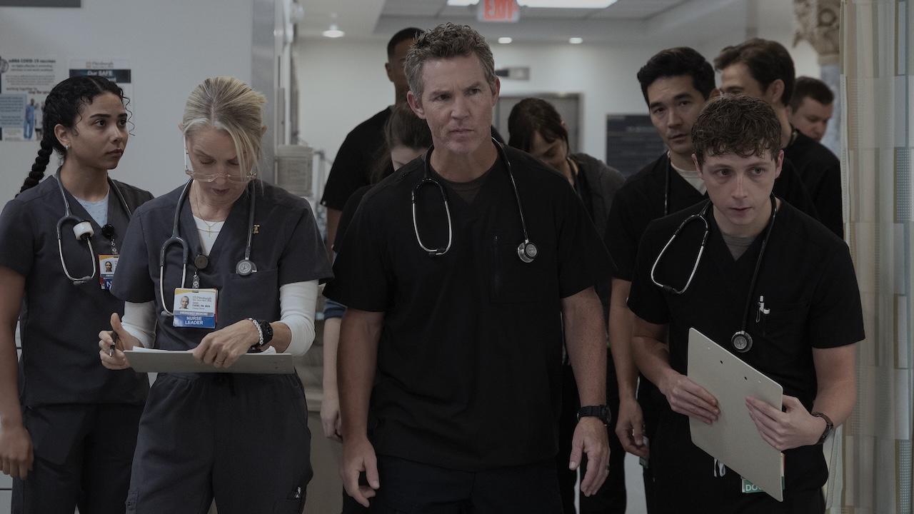 Эббот возглавляет ночную смену в отделении неотложной помощи в Питте 213.