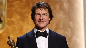 Том Круз позирует со своей почетной премией «Оскар» на сцене во время 16-й церемонии вручения губернаторских премий в бальном зале Ray Dolby в Ovation Hollywood в Лос-Анджелесе, 16 ноября 2025 года. (Майкл Тран/AFP через Getty Images)