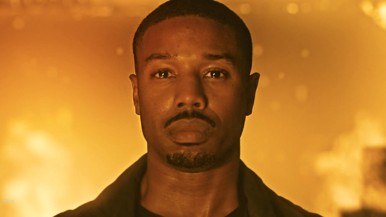 Michael B. Jordan se tient devant un enfer flamboyant dans Fahrenheit 451.