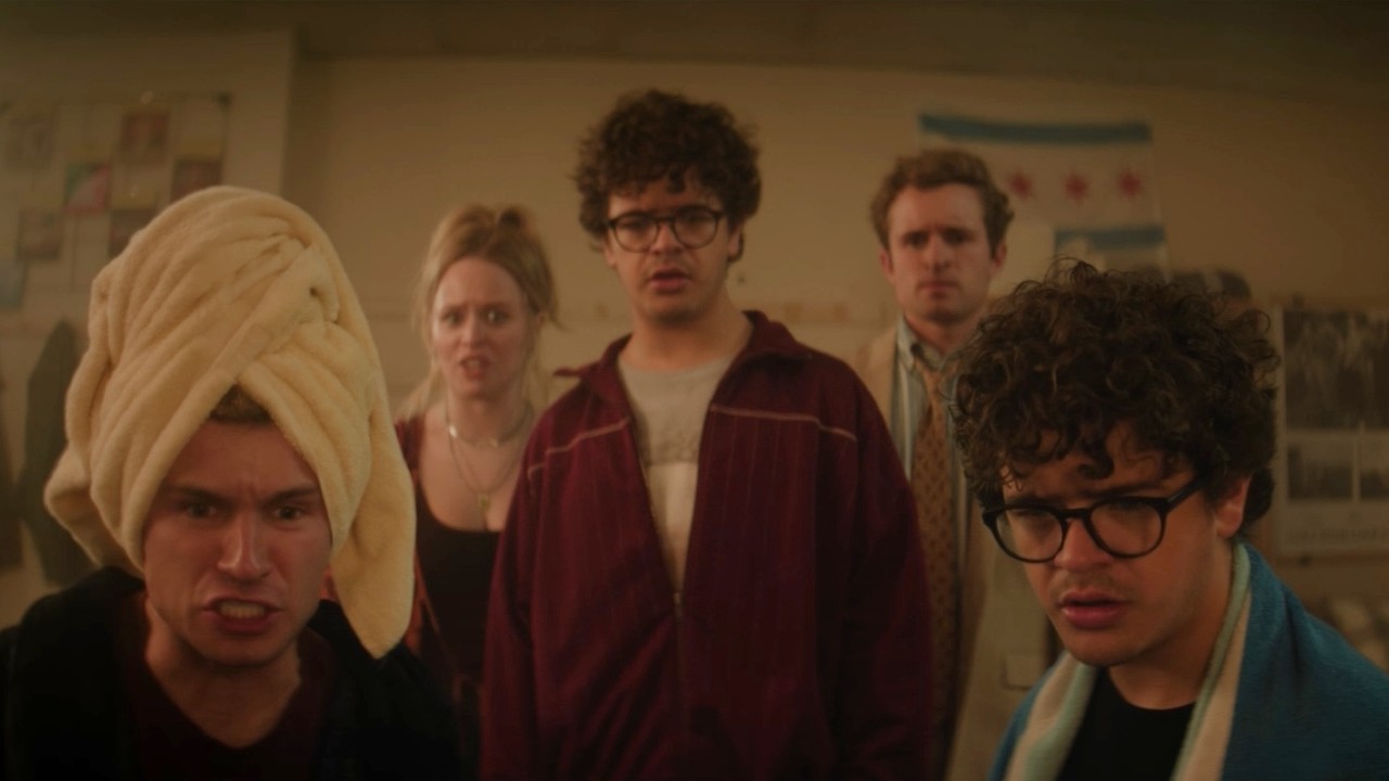 De gauche à droite : Sean Giambrone avec une serviette sur la tête, Lulu Wilson, Gaten Matarazzo, Sean Giambrone et Gaten Matarazzo tous debout autour d'un ordinateur.