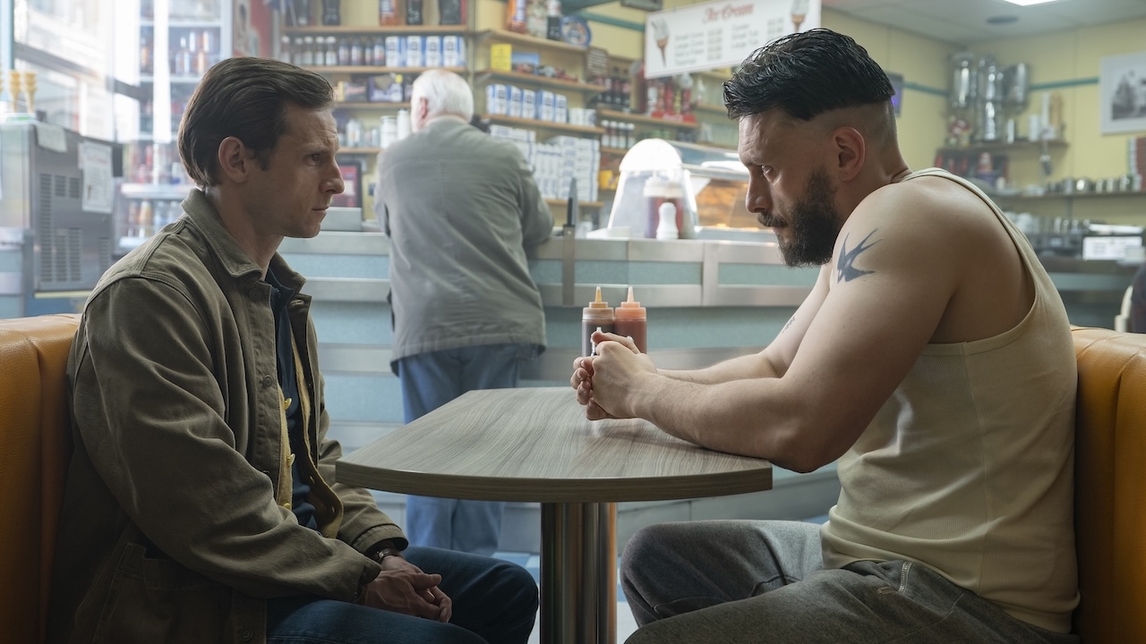 Найл и Рубен сидят за обеденным столом в Half Man.