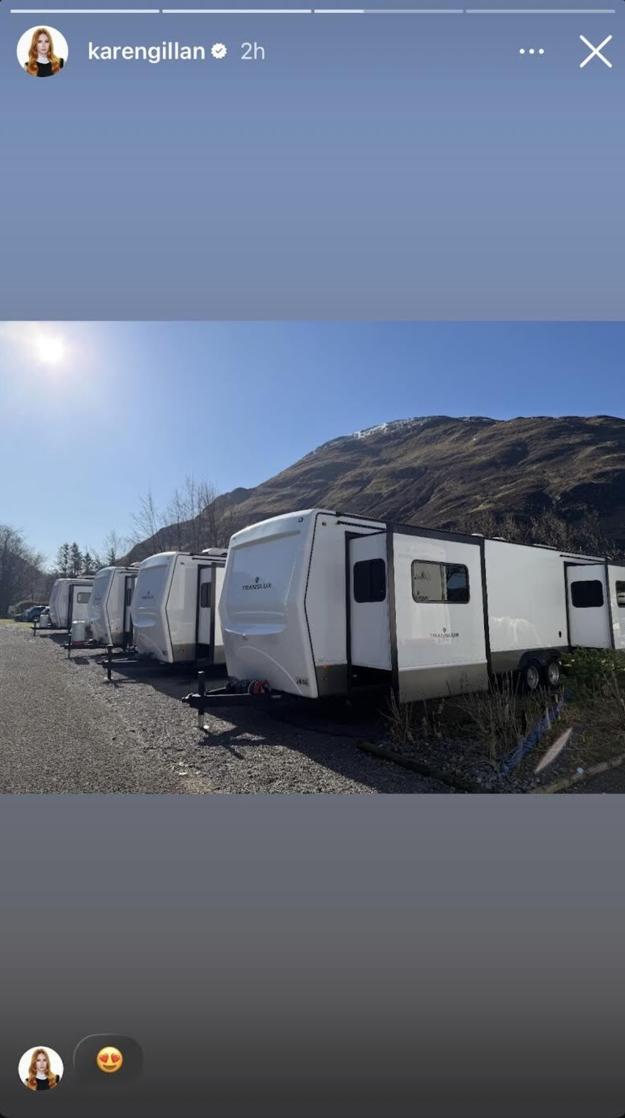 Истории Карен Гиллан в Instagram о стопке трейлеров со съемок фильма «Горец».