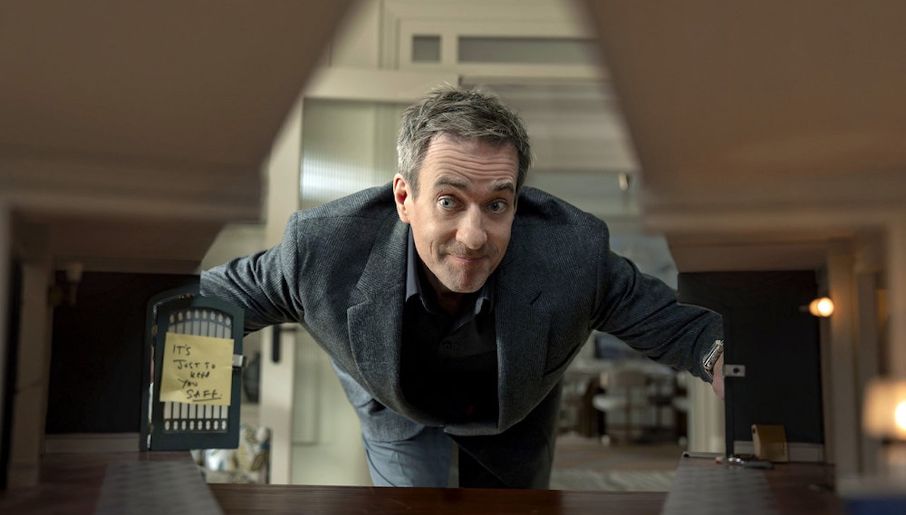 Matthew Macfadyen regarde sa femme dans The Miniature Wife