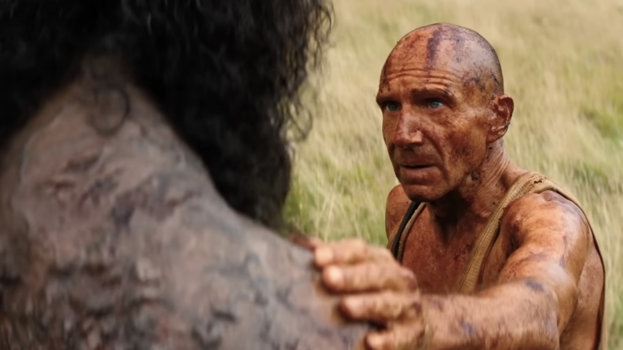 Le Dr Ian pose sa main sur l'épaule noueuse de Samson dans 28 ans plus tard : Le Temple des Os