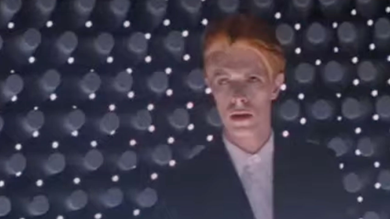 David Bowie mit roten Haaren und Anzug in „Der Mann, der vom Himmel fiel“.