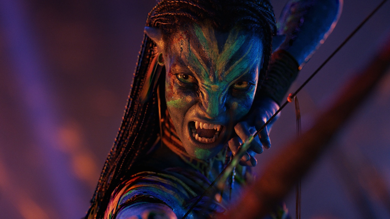 Zoe Saldana als Neytiri zeigt in Avatar: Fire And Ash ihre Zähne mit Markierungen im Gesicht