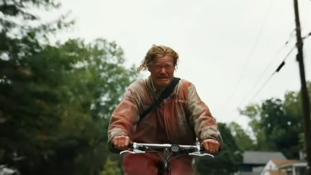 Jesse Plemons pleure alors qu'il fait du vélo à Bugonia.