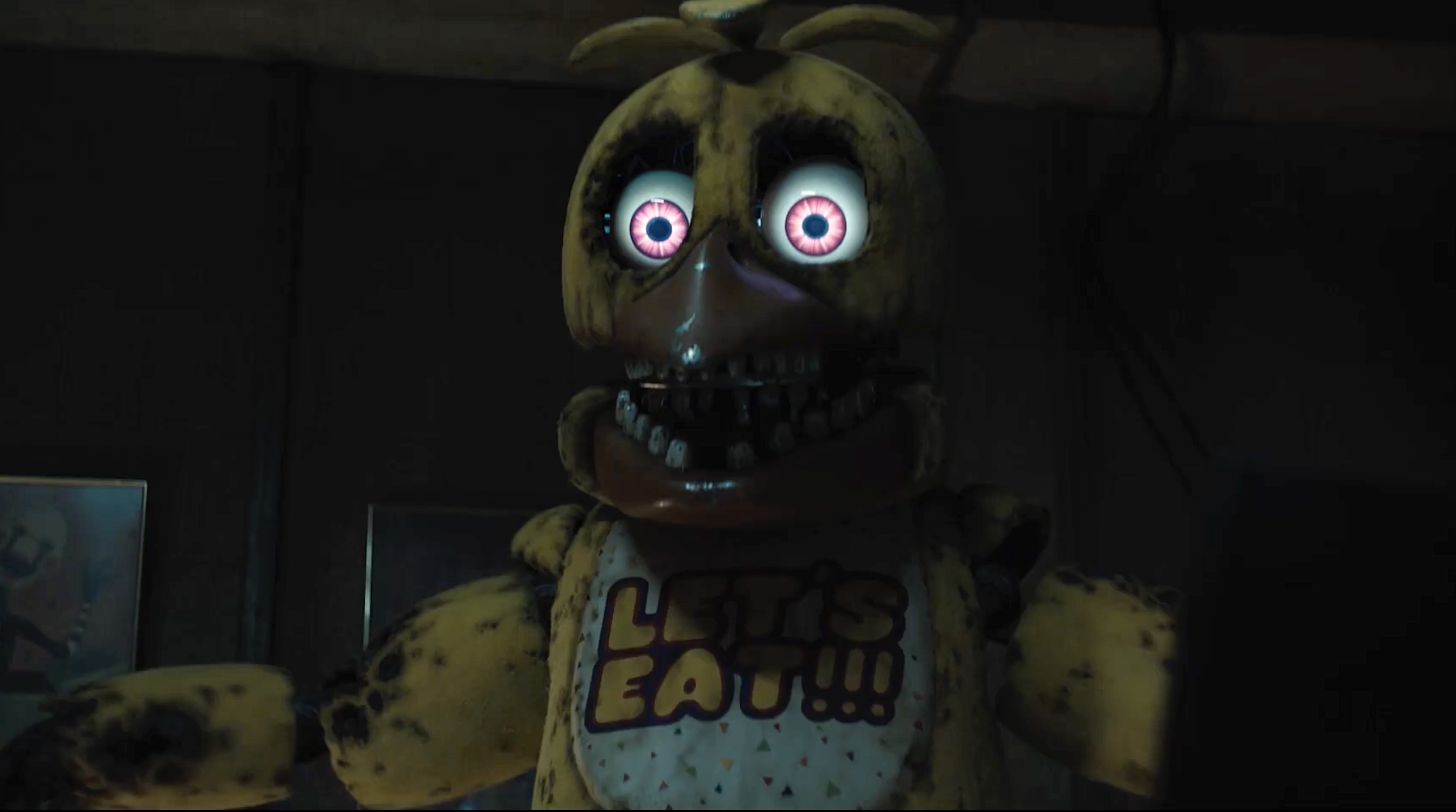 Screenshot von Chica mit leuchtenden Augen in Five Nights at Freddy's 2