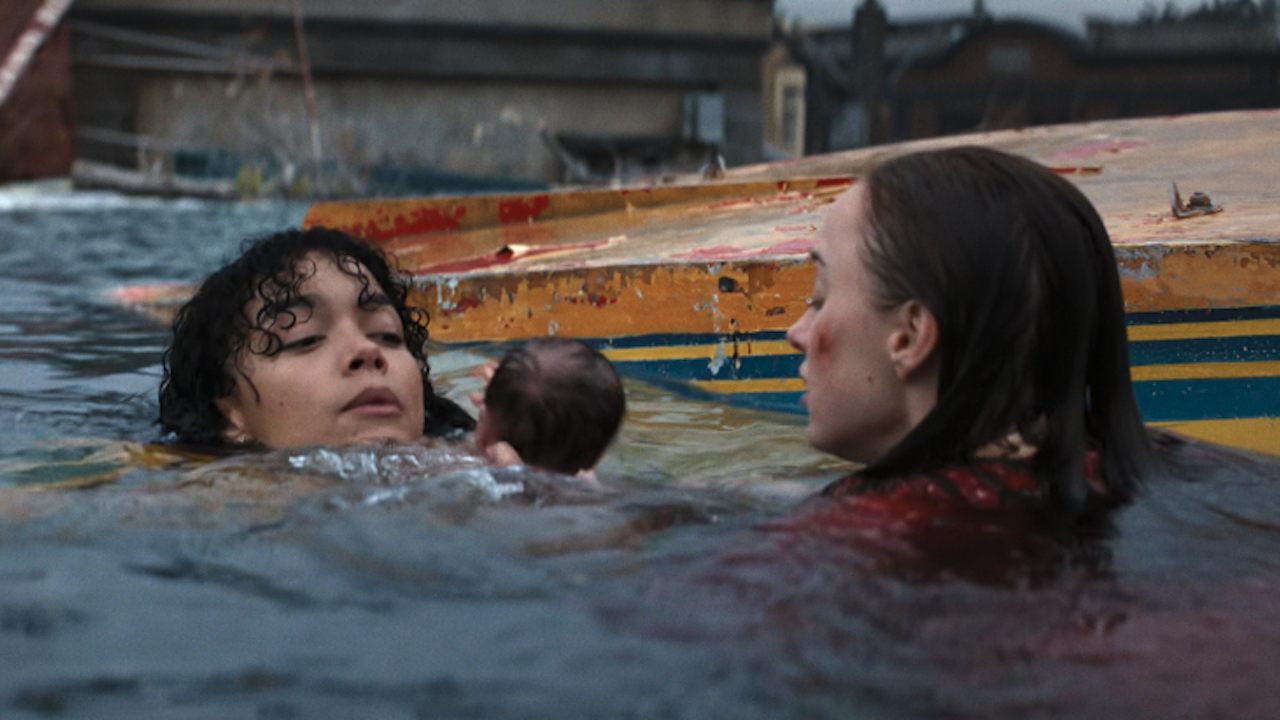 Whitney Peak und Phoebe Dynevor kippten in Thrash als nächstes das Boot um